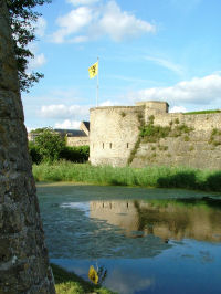 La Tour Guy de Dampierre, baptisée aussi Tour rouge, la plus vieille de la ville. Elle date de la fin de 13è siécle.